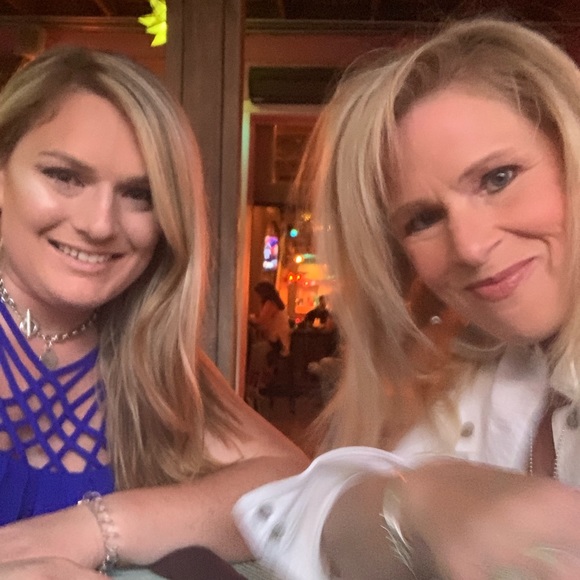 Meet your Posher, Christine. Lover of Brands, ALL things T&Co. & clothing! - Picture 15 of 16